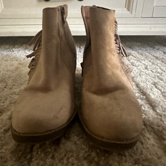 MOSSIMO SUEDE LEATHER FRINGE TAUPE LOW HEEL ANKLE BOOTS CREAM GREY BROWN Sz 7.5 - Picture 7 of 9